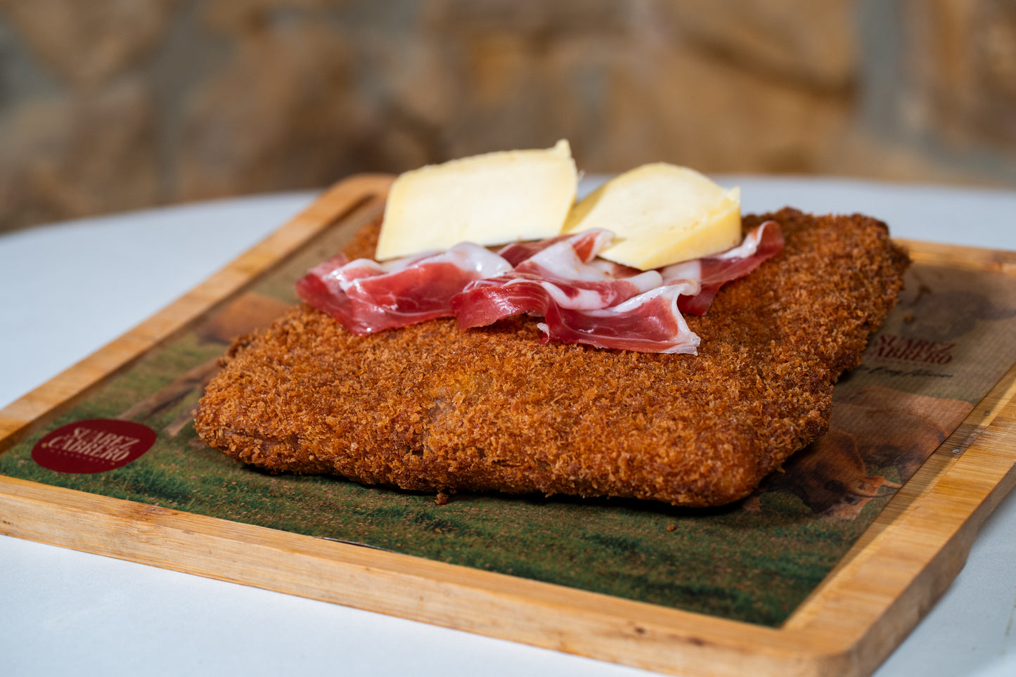 Cachopo de buey relleno de jamón ibérico y queso