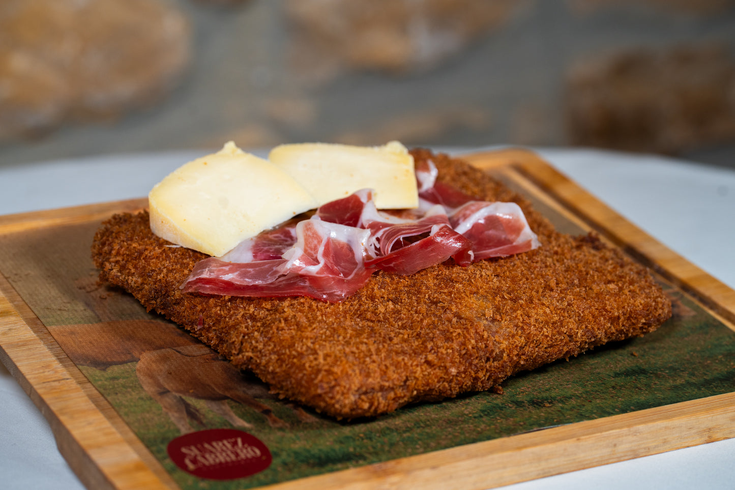 Cachopo de buey relleno de jamón ibérico y queso