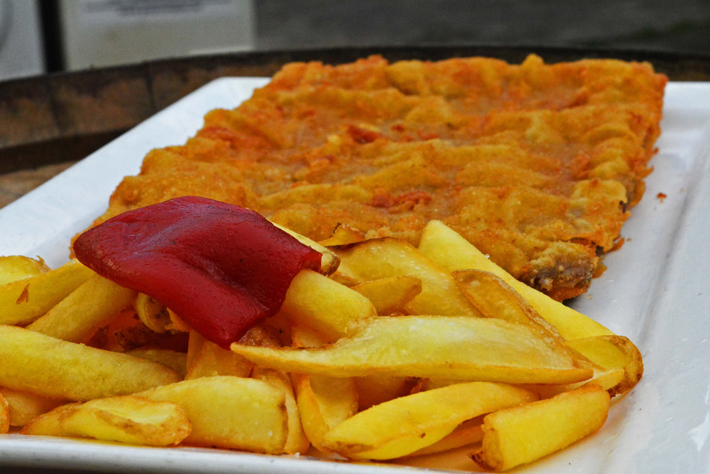Cachopo XXL de cecina y queso de cabra con patatas fritas y piquillo