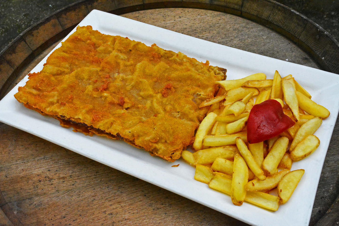 Cachopo XXL de cecina y queso de cabra con patatas fritas y piquillo