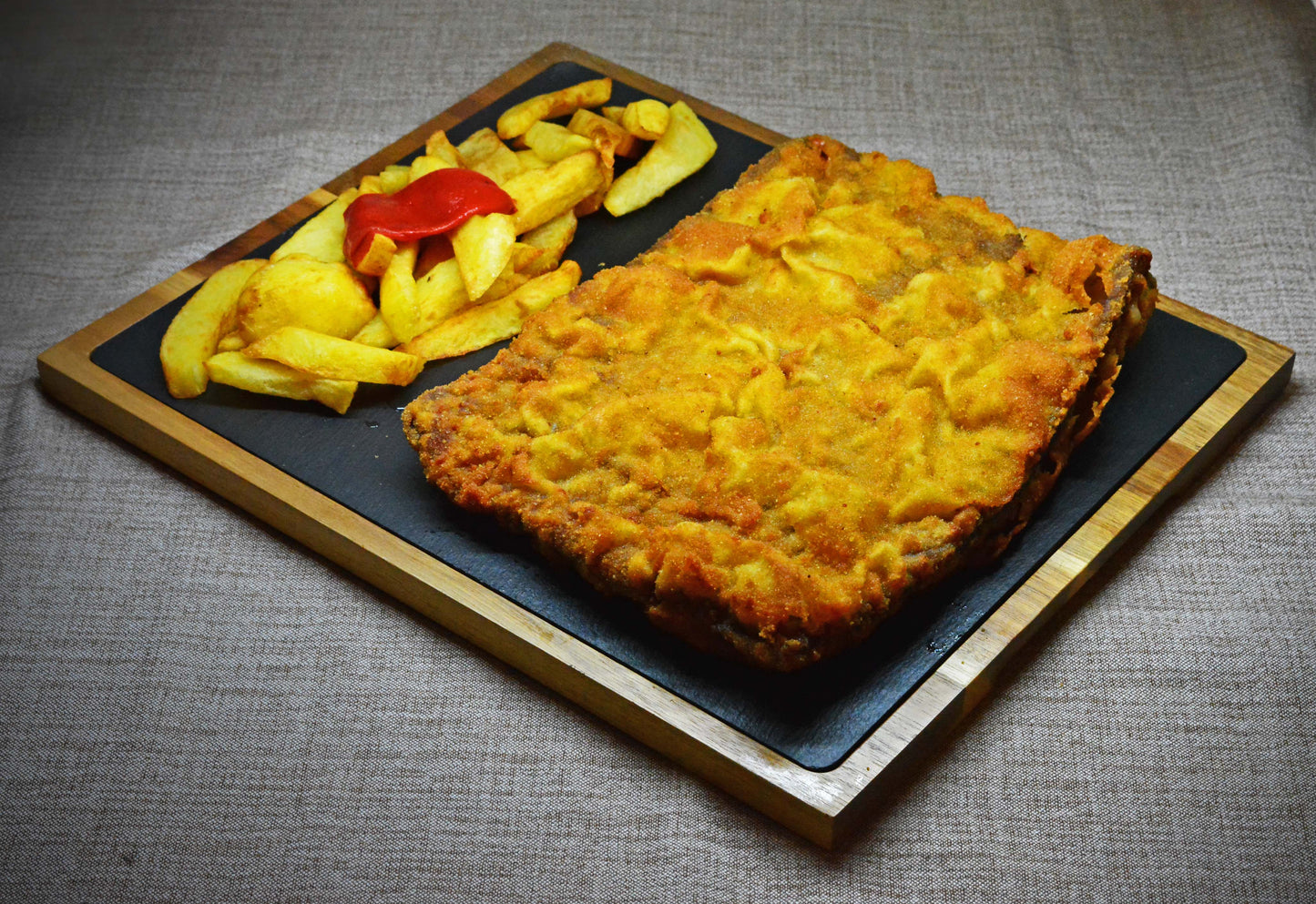 Cachopo XXL de ternera tradicional relleno de jamón de bodega y queso Edam